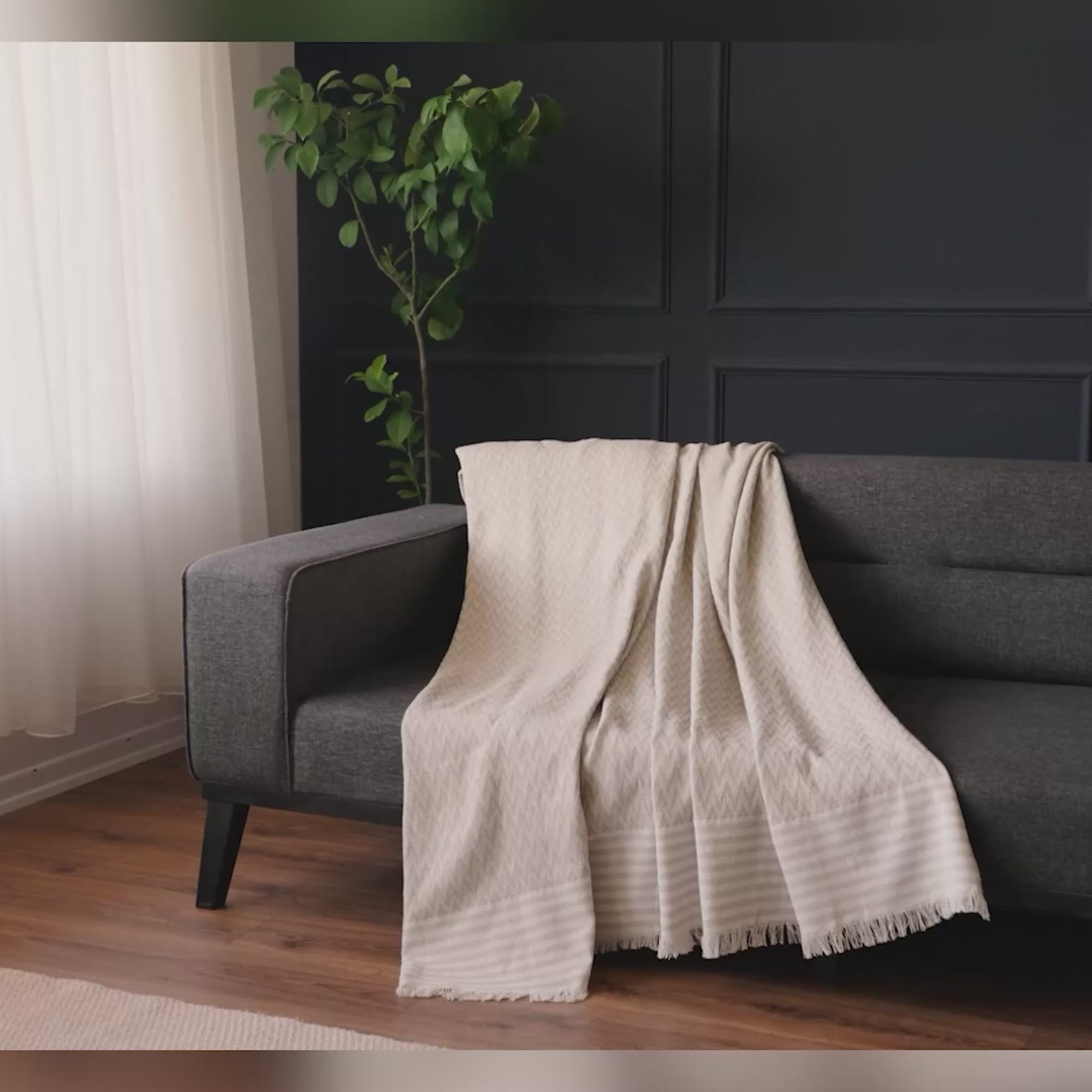 Video laden: Multifunktionale Sofadecke Beige aus recycelter Baumwolle - 170x210 cm