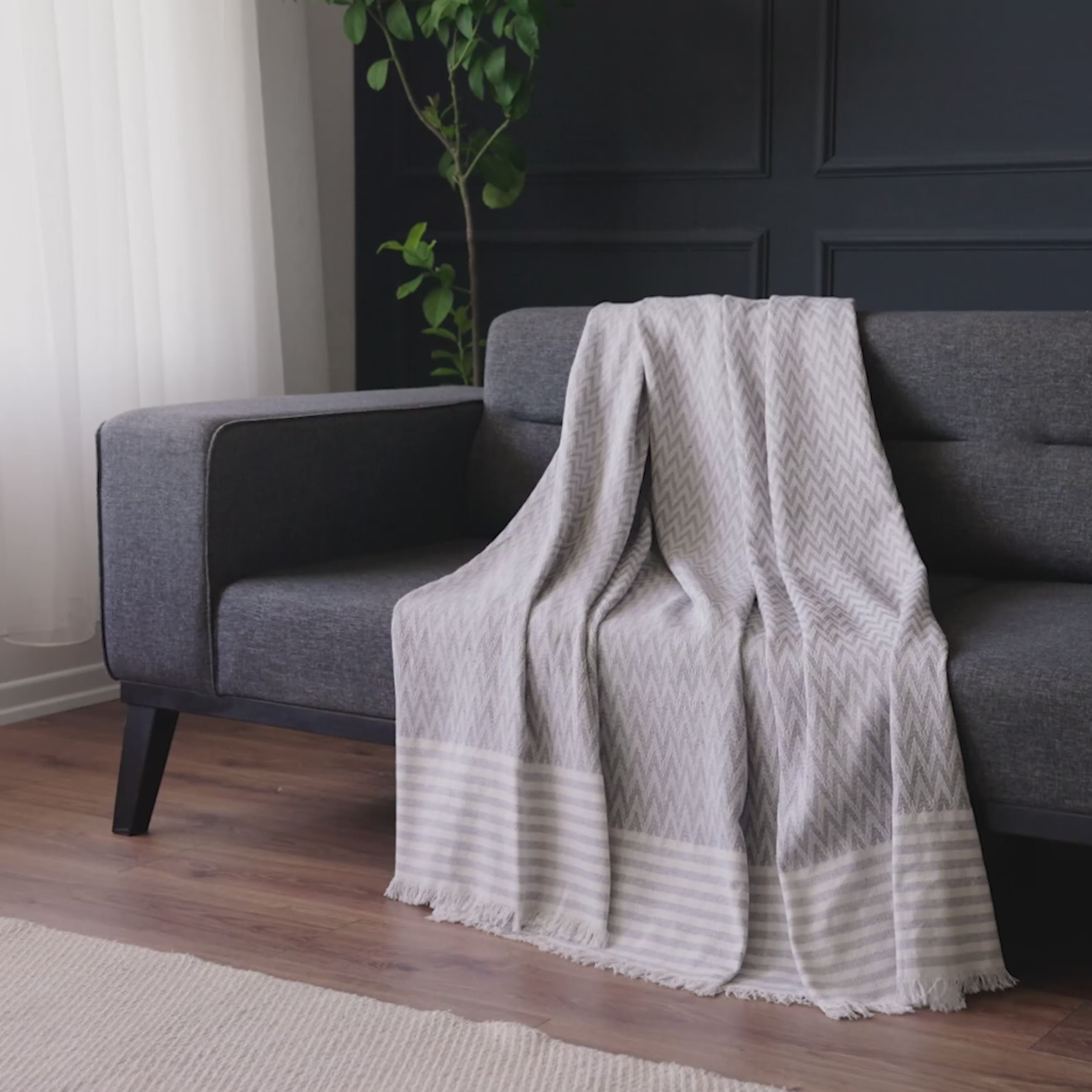 Video laden: Multifunktionale Sofadecke Grau aus recycelter Baumwolle - 170x210 cm