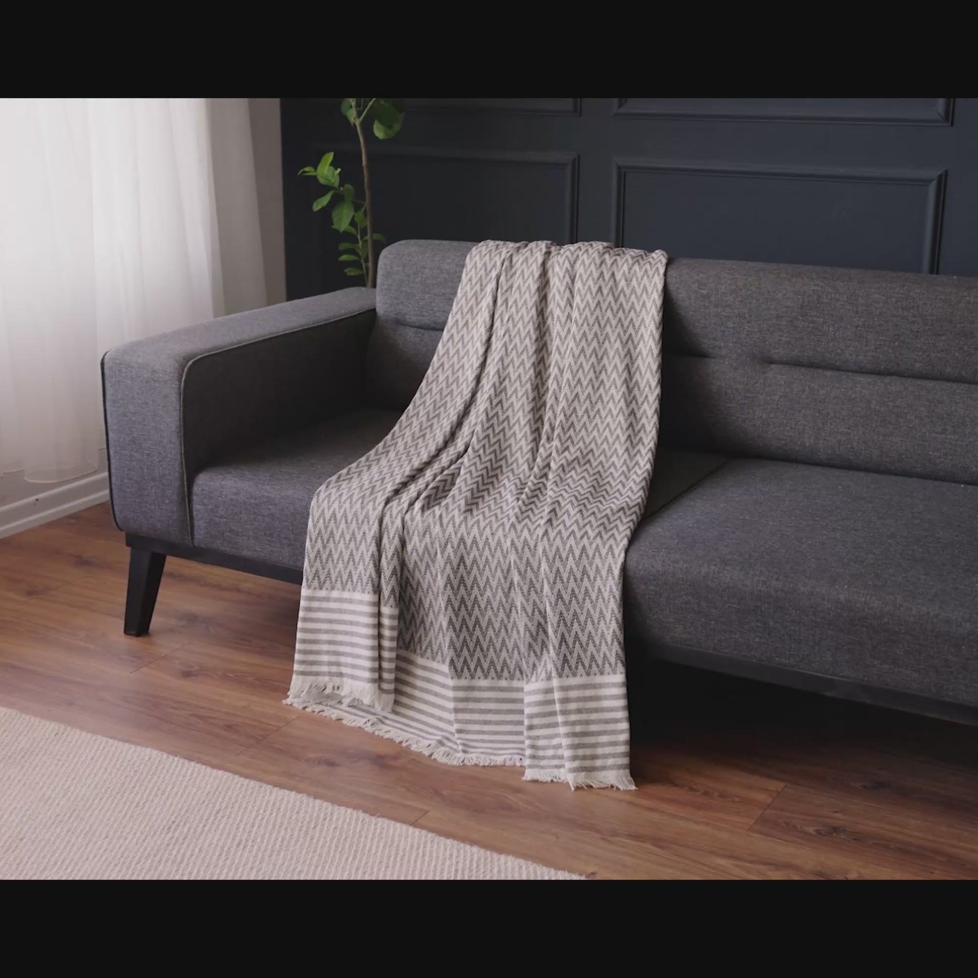 Video laden: Multifunktionale Sofadecke Anthrazit aus recycelter Baumwolle - 170x210 cm