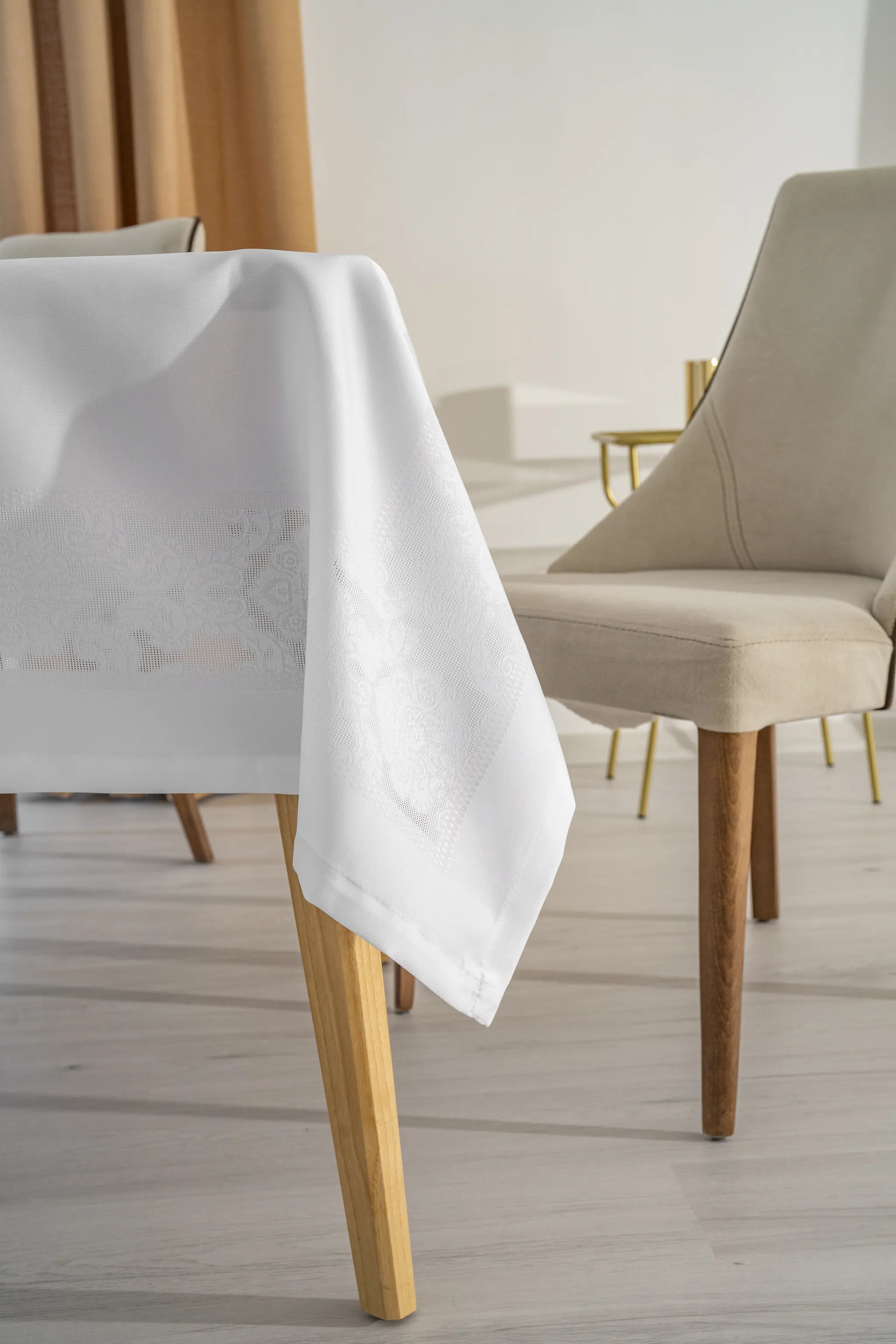 Jumbo Jacquard Tischdecke Weiß - Wasserabweisend - 160x220 cm