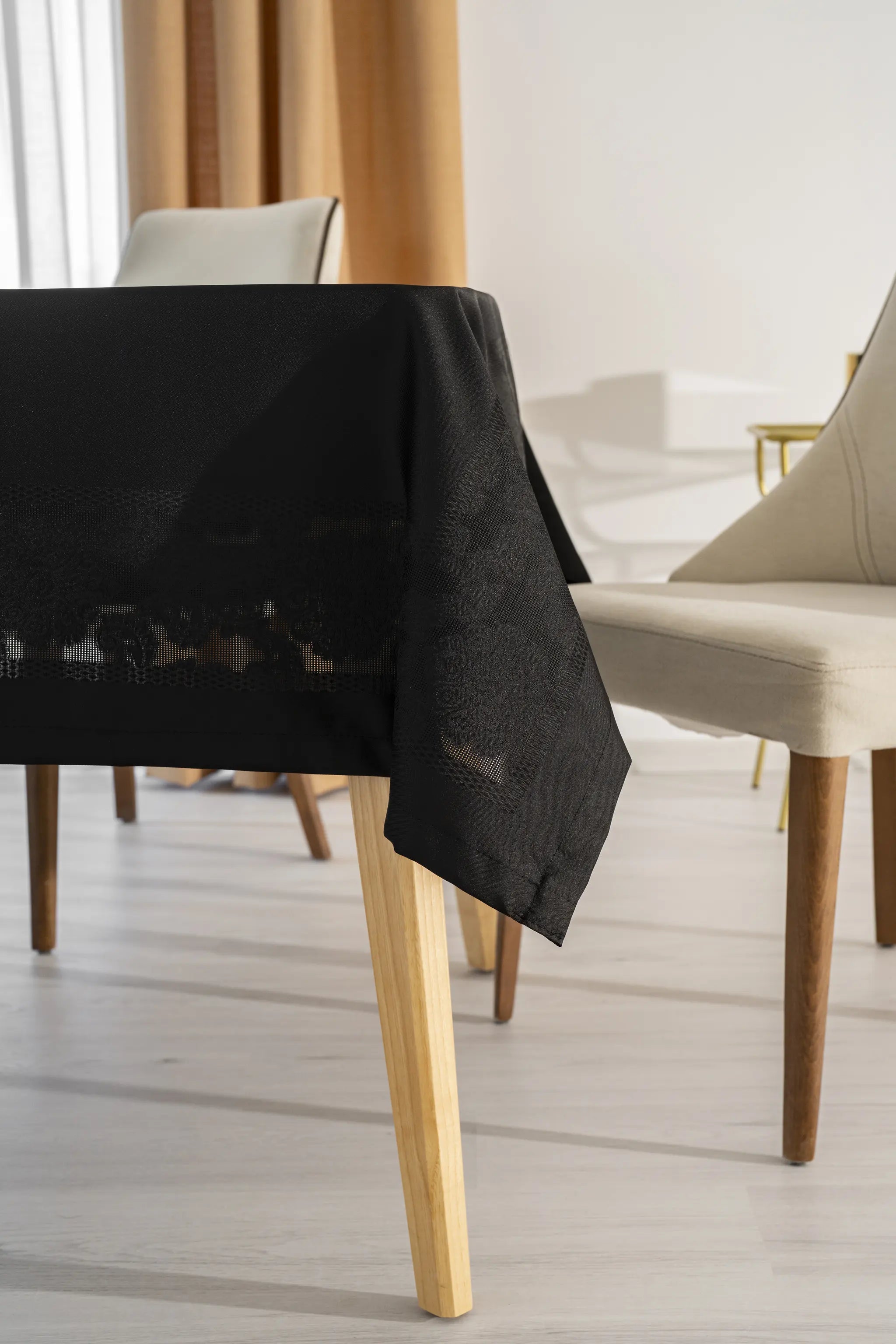 Jumbo Jacquard Tischdecke Schwarz - Wasserabweisend - 160x220 cm