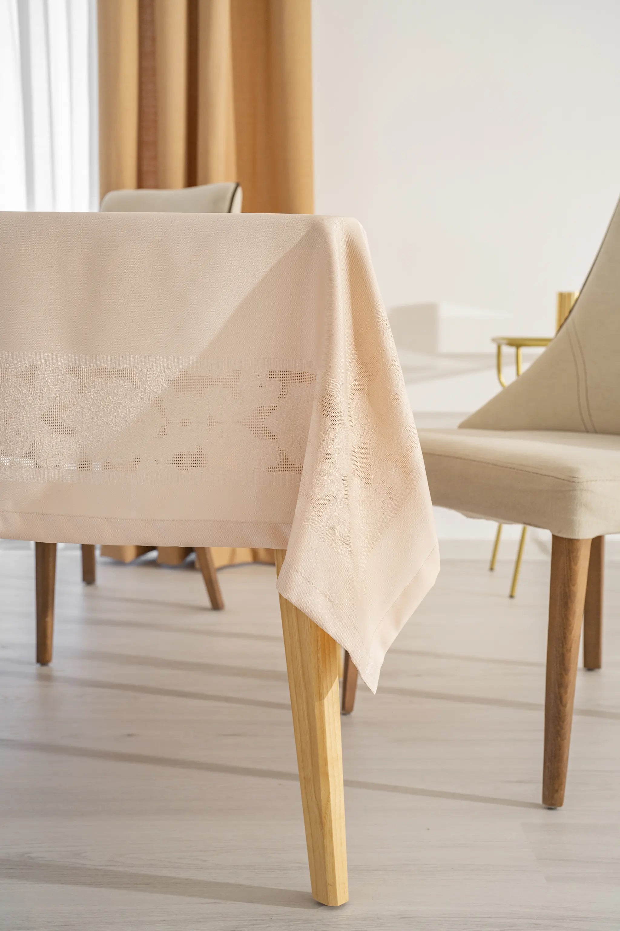 Jumbo Jacquard Tischdecke Beige - Wasserabweisend - 160x220 cm