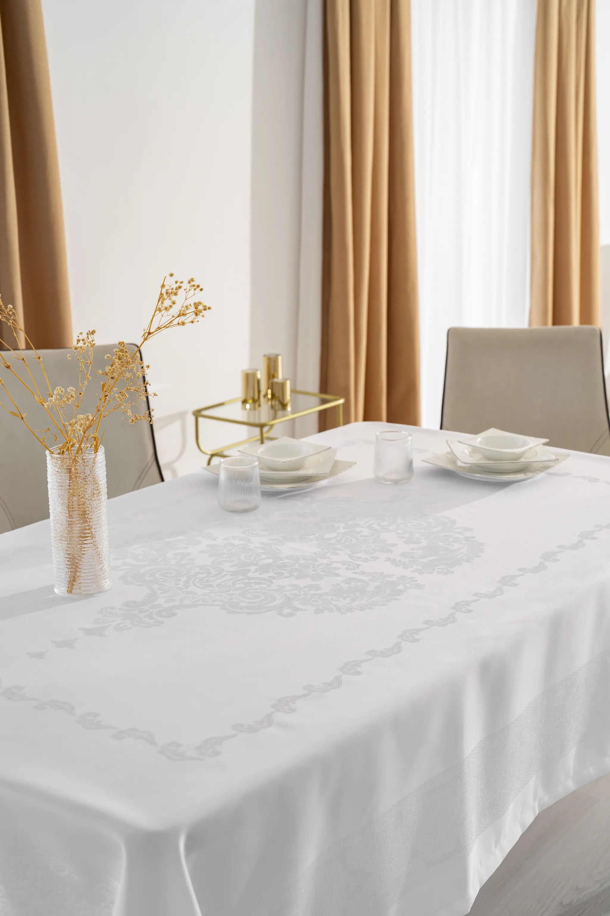 Jumbo Jacquard Tischdecke Weiß - Wasserabweisend - 160x220 cm