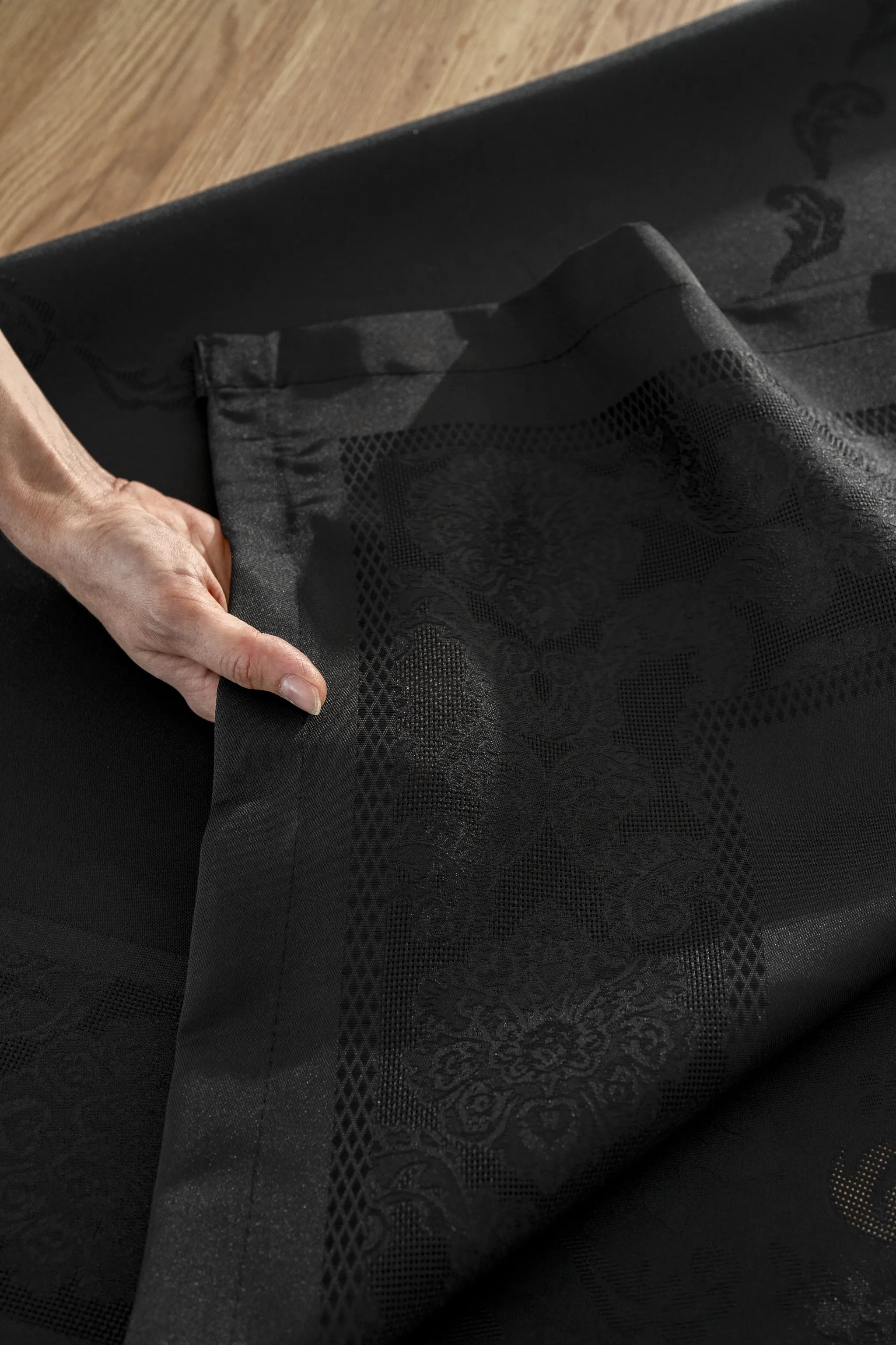 Jumbo Jacquard Tischdecke Schwarz - Wasserabweisend - 160x220 cm