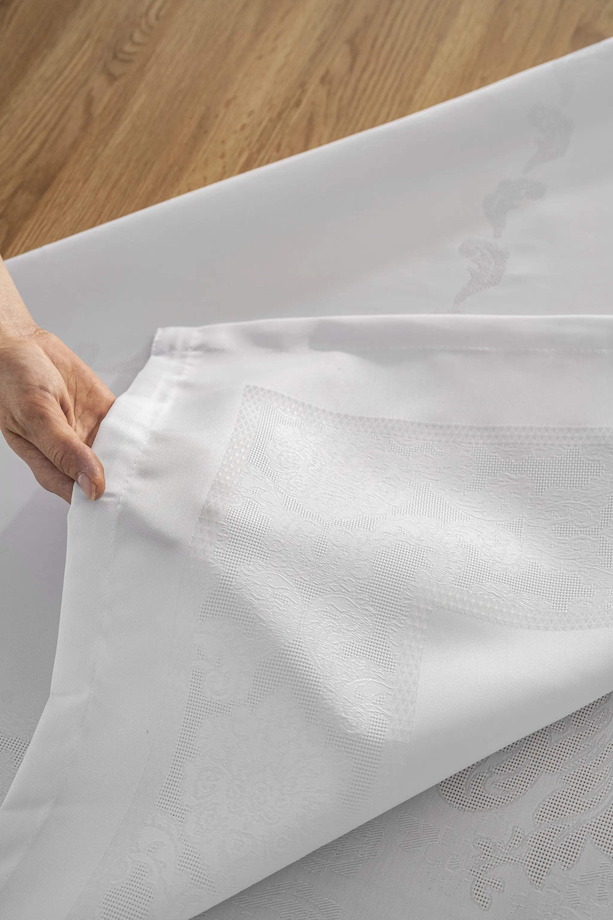 Jumbo Jacquard Tischdecke Weiß - Wasserabweisend - 160x220 cm