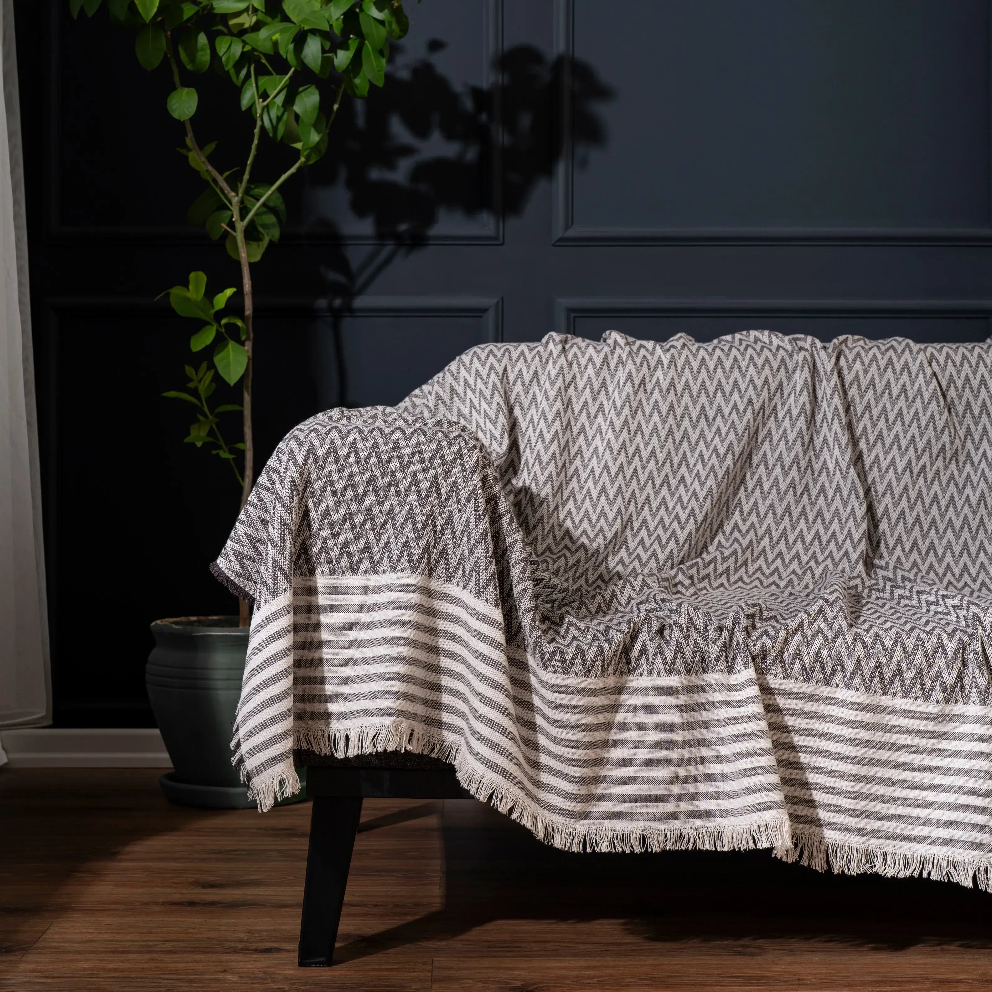 Multifunktionale Sofadecke Anthrazit aus recycelter Baumwolle - 170x210 cm